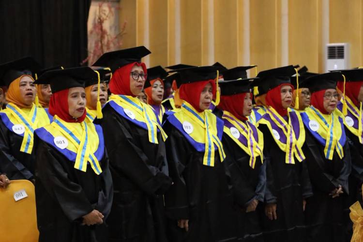 Ratusan Lansia Ikut Wisuda di Bulukumba