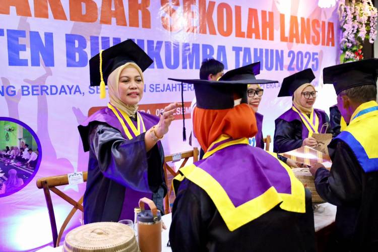 Ratusan Lansia Ikut Wisuda di Bulukumba