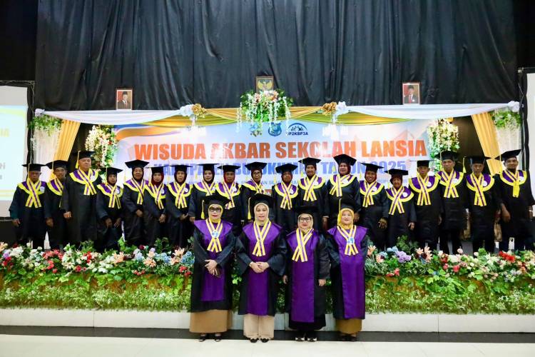 Ratusan Lansia Ikut Wisuda di Bulukumba