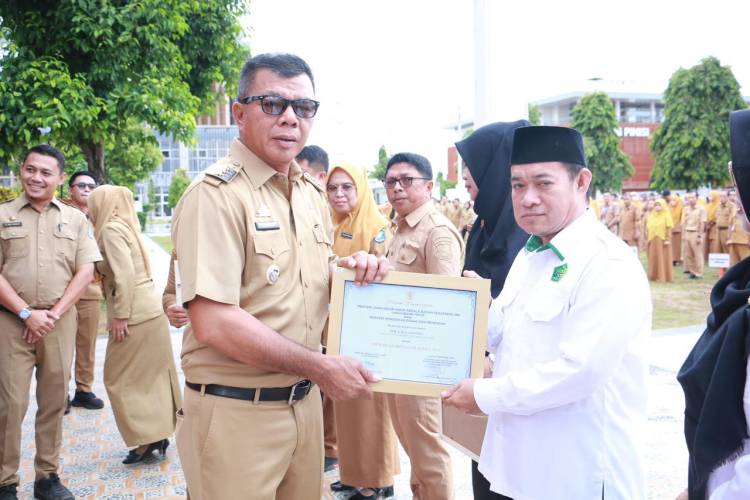 Serahkan Piala, Bupati Andi Utta Apresiasi Kepsek yang Meraih Penghargaan Adiwiyata