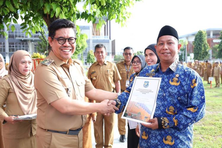 Serahkan SK PPPK Paruh Waktu, Andi Utta: Tidak Perlu Euforia Berlebihan, Tapi Tunjukkan Kinerjanya
