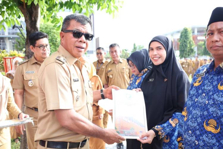 Serahkan SK PPPK Paruh Waktu, Andi Utta: Tidak Perlu Euforia Berlebihan, Tapi Tunjukkan Kinerjanya