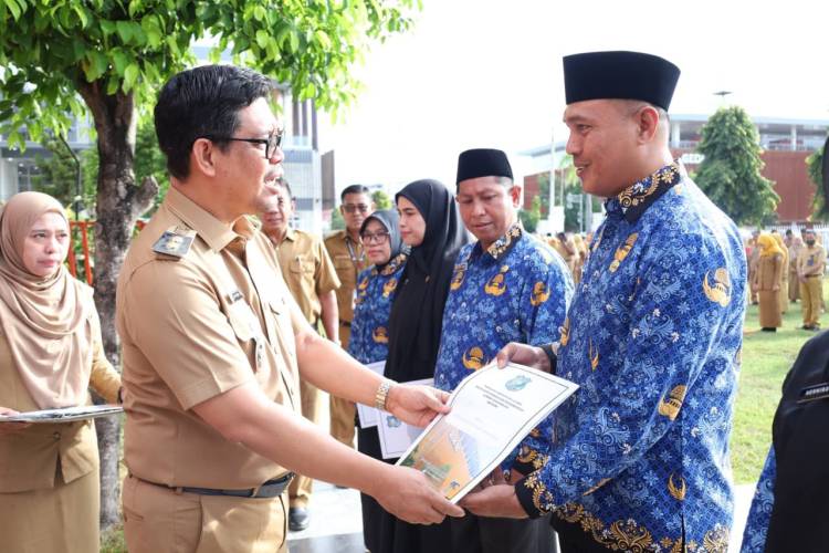 Serahkan SK PPPK Paruh Waktu, Andi Utta: Tidak Perlu Euforia Berlebihan, Tapi Tunjukkan Kinerjanya