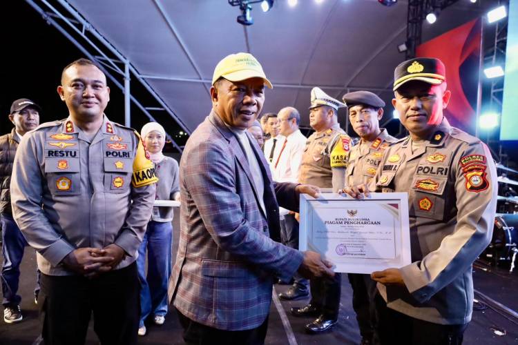 Momentum Tahun Baru, Bupati Andi Utta Serahkan 8 Penghargaan kepada Personel Polres Bulukumba