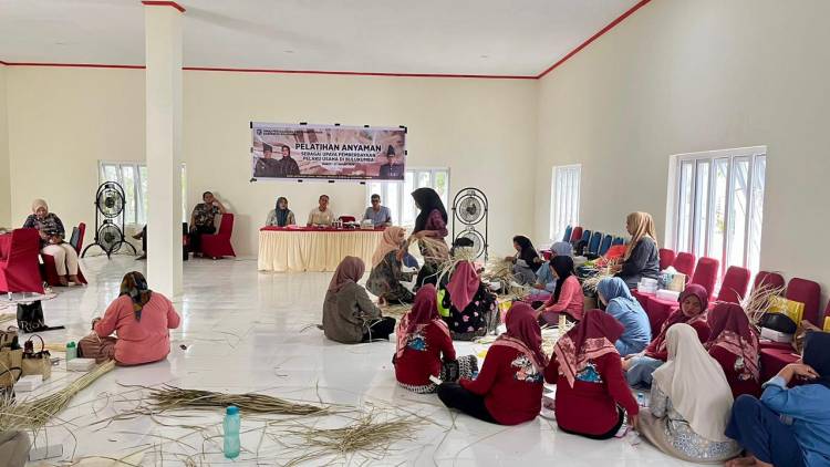 Tingkatkan Produktifitas, Pelaku UMKM Ikuti Pelatihan Anyaman Daun Lontar
