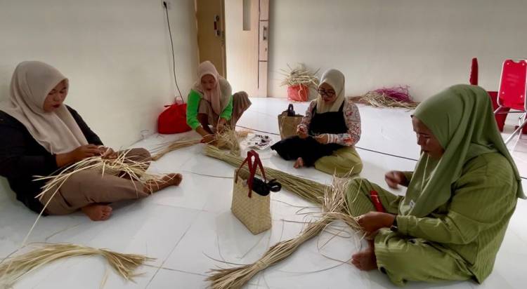 Tingkatkan Produktifitas, Pelaku UMKM Ikuti Pelatihan Anyaman Daun Lontar