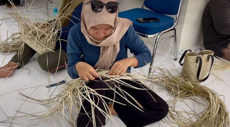 Tingkatkan Produktifitas, Pelaku UMKM Ikuti Pelatihan Anyaman Daun Lontar