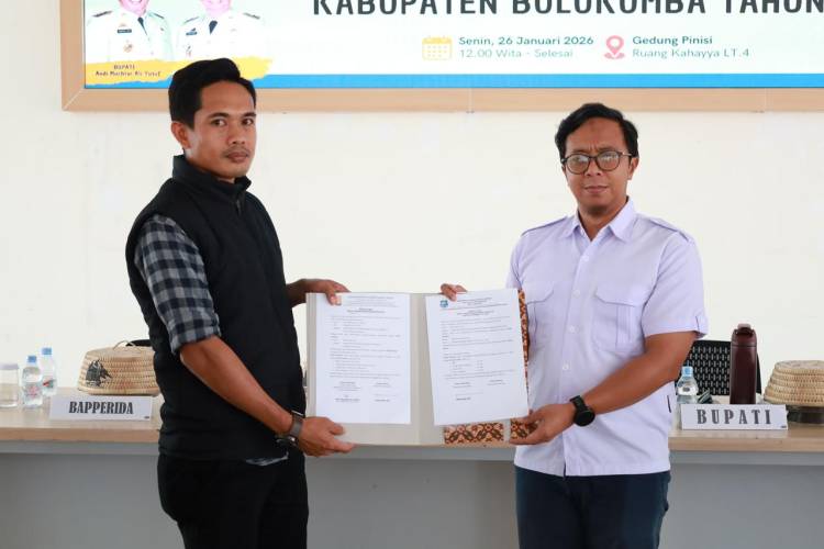 Perkuat Akses Sanitasi Layak, Bupati Andi Utta Serahkan 517 Unit Infrastruktur Sanitasi
