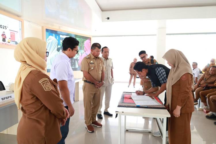 Perkuat Akses Sanitasi Layak, Bupati Andi Utta Serahkan 517 Unit Infrastruktur Sanitasi