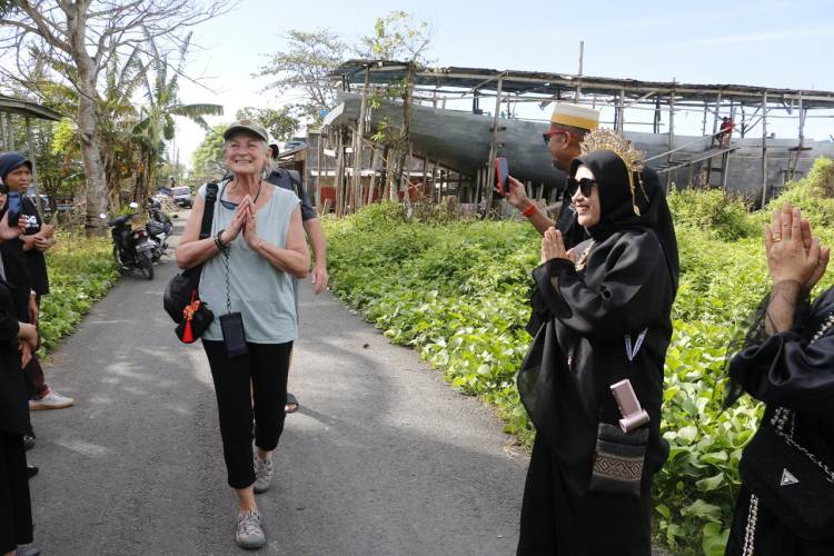 Pesona Pinisi Mendunia: Kadisparpora Sambut 90 Wisatawan MV Coral Geographer di Tana Beru