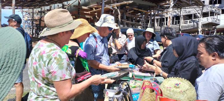 Pesona Pinisi Mendunia: Kadisparpora Sambut 90 Wisatawan MV Coral Geographer di Tana Beru