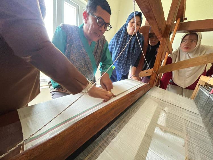 Tingkatkan Daya Saing, Pengrajin Tenun Bira Ikuti Pelatihan Desain 