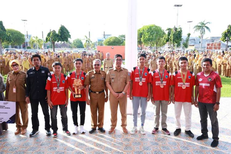 Wabup Edy Manaf, Serahkan Medali Penghargaan kepada Atlet Sepakbola U-16