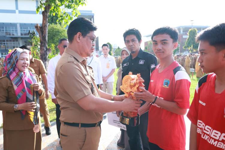 Wabup Edy Manaf, Serahkan Medali Penghargaan kepada Atlet Sepakbola U-16