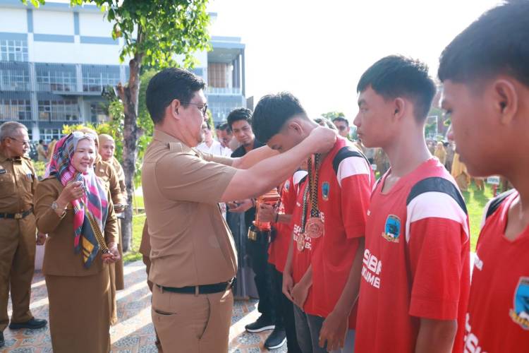Wabup Edy Manaf, Serahkan Medali Penghargaan kepada Atlet Sepakbola U-16