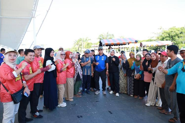 Dibantu Gerobak, Andi Utta Minta Pelaku UMKM Jaga Kerapihan dan Kebersihan Pantai Merpati
