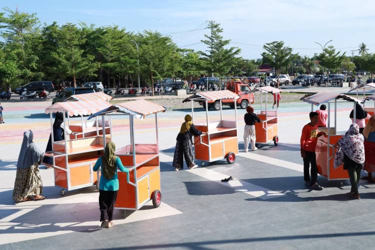 Dibantu Gerobak, Andi Utta Minta Pelaku UMKM Jaga Kerapihan dan Kebersihan Pantai Merpati