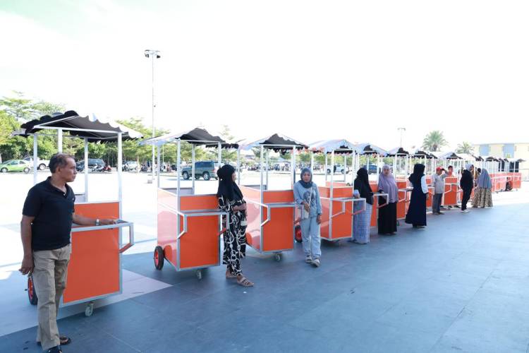 Dibantu Gerobak, Andi Utta Minta Pelaku UMKM Jaga Kerapihan dan Kebersihan Pantai Merpati