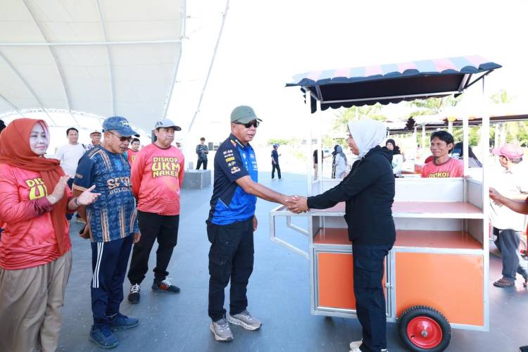 Dibantu Gerobak, Andi Utta Minta Pelaku UMKM Jaga Kerapihan dan Kebersihan Pantai Merpati