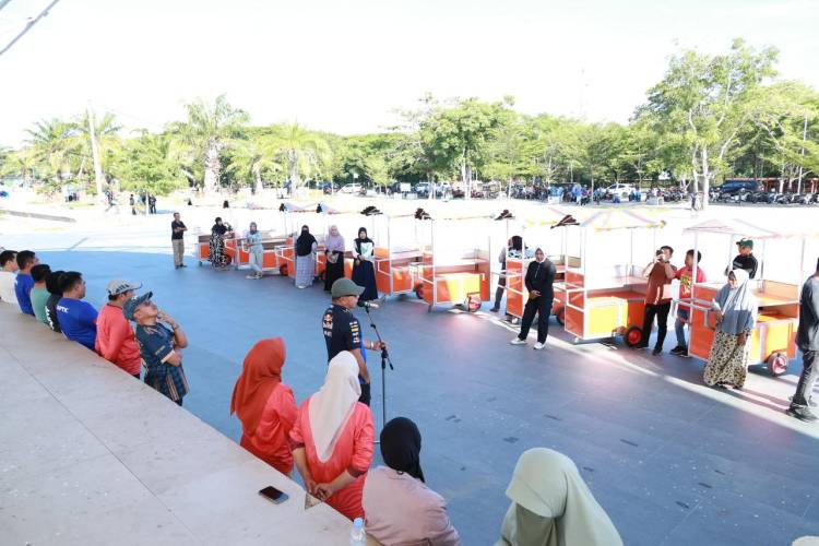 Dibantu Gerobak, Andi Utta Minta Pelaku UMKM Jaga Kerapihan dan Kebersihan Pantai Merpati