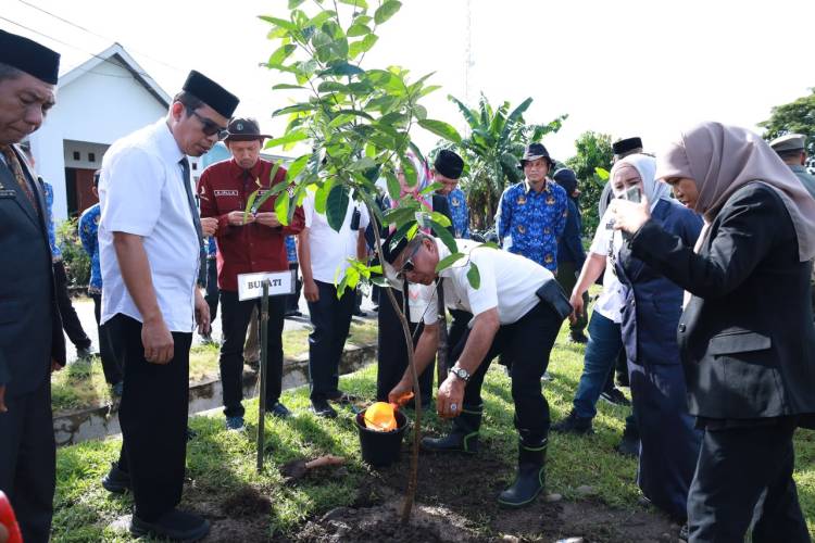 Tanam Pohon Kembali Warnai Peringatan Harkitnas