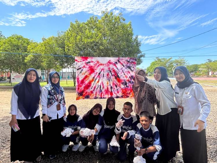 Rumah Membatik Bunga Mawar Bulukumba Latih Siswa SRMP 23 Makassar Bikin Sarung Batik Shibori