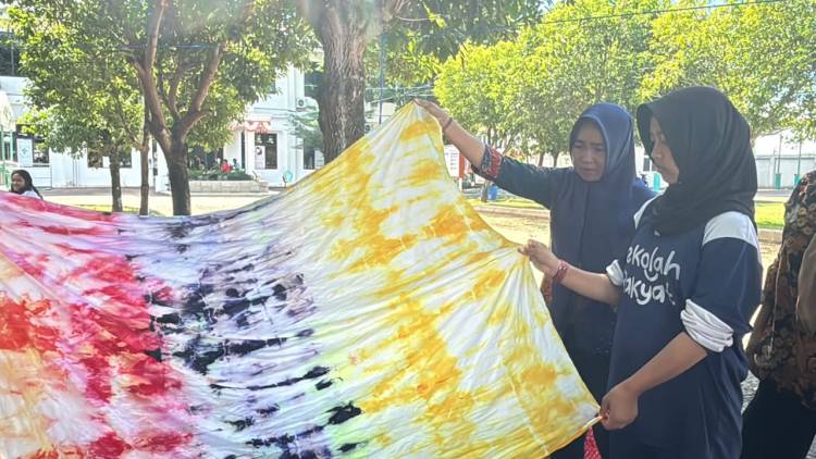 Rumah Membatik Bunga Mawar Bulukumba Latih Siswa SRMP 23 Makassar Bikin Sarung Batik Shibori