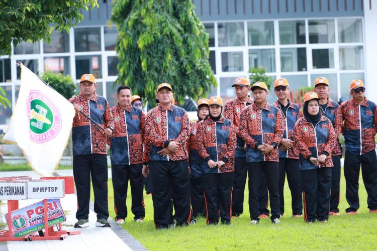 Bupati Andi Utta Lepas Kontingen Porsenijar, PGRI Bulukumba Targetkan Tiga Besar