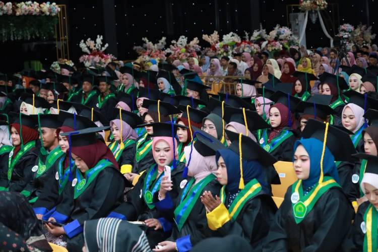 Andi Utta Motivasi Wisudawan STIA Al Gazali Lebih Kreatif dan Inovatif