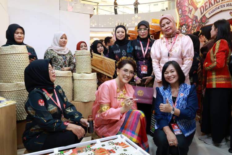 Dekranasda Bulukumba Tampil Memikat di TSM Makassar, Andi Herfida Ajak Masyarakat Bangga Pakai Produk Lokal