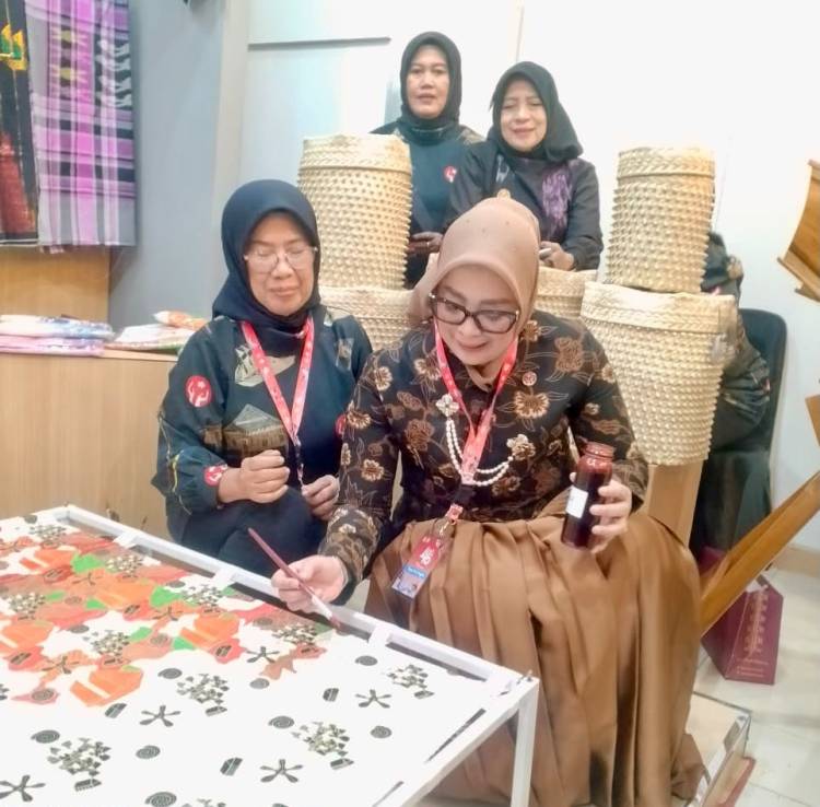 Dekranasda Bulukumba Tampil Memikat di TSM Makassar, Andi Herfida Ajak Masyarakat Bangga Pakai Produk Lokal
