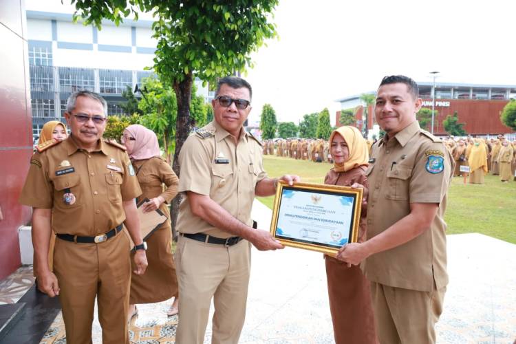 Bupati Andi Utta Beri Penghargaan kepada Tiga OPD Berprestasi dalam Pelayanan Publik