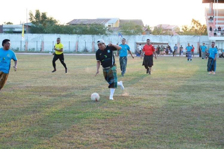 Semarak HUT 81 RI di Bulukumba, Eksekutif-Legislatif Tarung Ulang Sepakbola Sarung