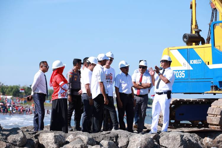 Pemancangan Tiang Tandai Dimulainya Pembangunan Masjid Terapung Pantai Merpati Bulukumba