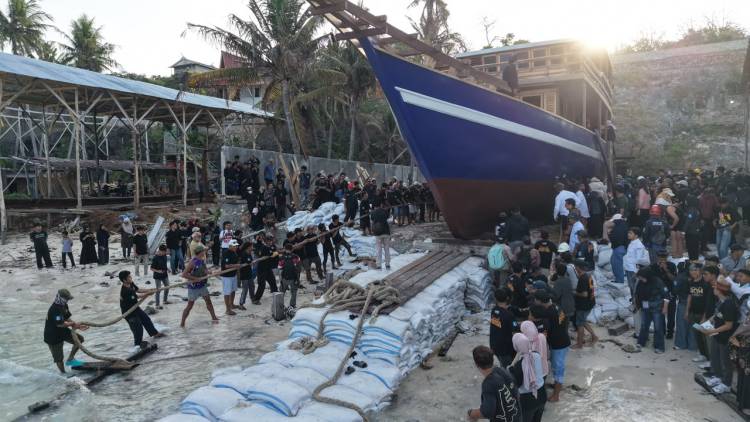 Turis Mancanegara Antusias Ikuti Prosesi Annyorong Lopi, Pinisi Bulukumba Siap Berlayar ke Labuan Bajo