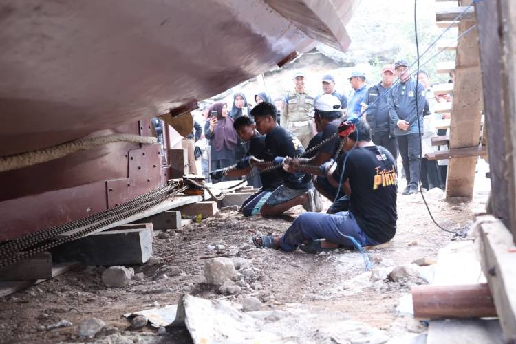 Turis Mancanegara Antusias Ikuti Prosesi Annyorong Lopi, Pinisi Bulukumba Siap Berlayar ke Labuan Bajo