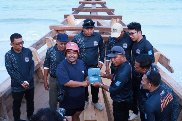 Turis Mancanegara Antusias Ikuti Prosesi Annyorong Lopi, Pinisi Bulukumba Siap Berlayar ke Labuan Bajo