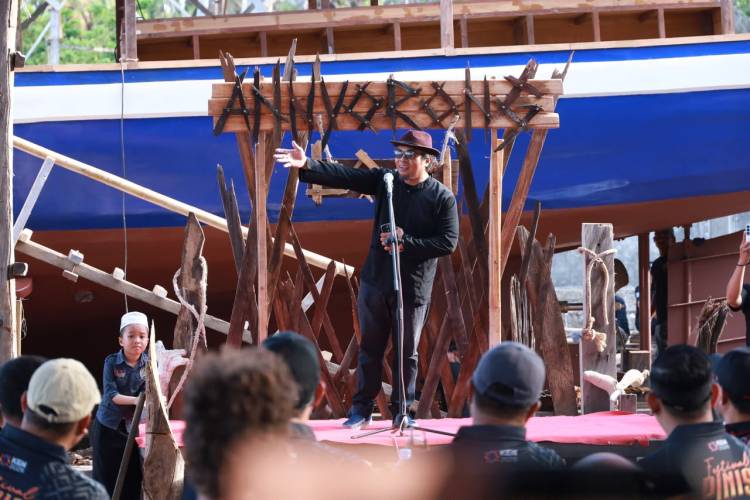 Turis Mancanegara Antusias Ikuti Prosesi Annyorong Lopi, Pinisi Bulukumba Siap Berlayar ke Labuan Bajo