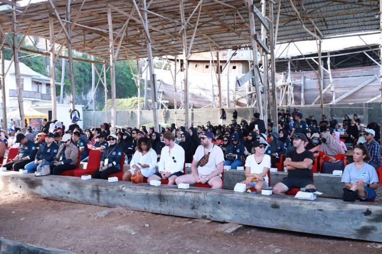Turis Mancanegara Antusias Ikuti Prosesi Annyorong Lopi, Pinisi Bulukumba Siap Berlayar ke Labuan Bajo