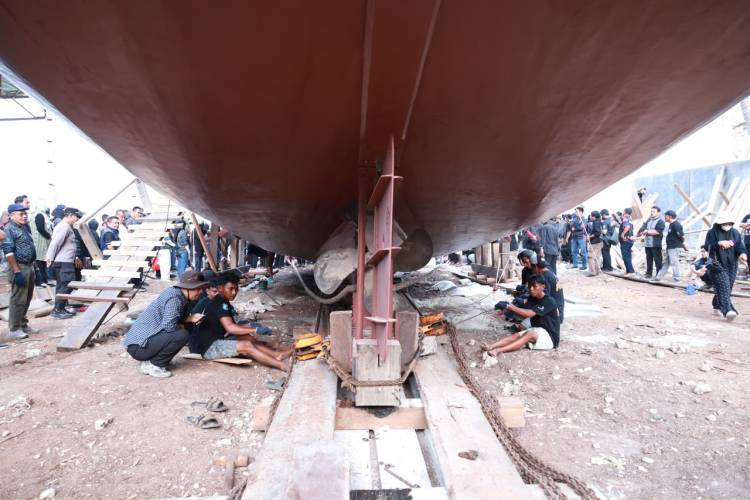 Turis Mancanegara Antusias Ikuti Prosesi Annyorong Lopi, Pinisi Bulukumba Siap Berlayar ke Labuan Bajo