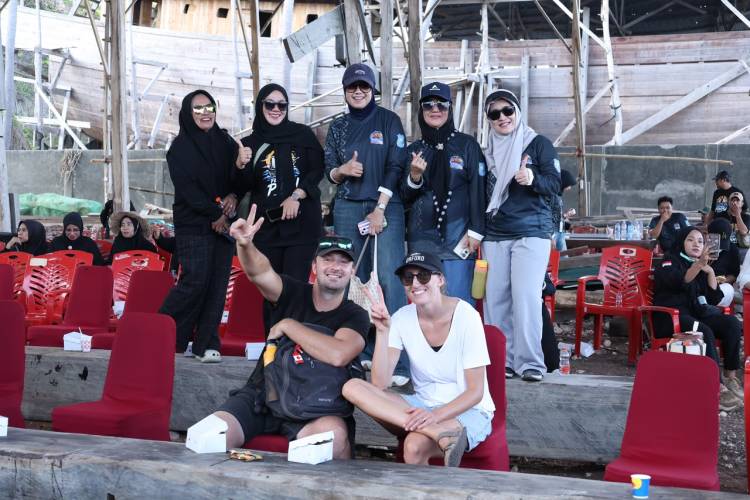 Turis Mancanegara Antusias Ikuti Prosesi Annyorong Lopi, Pinisi Bulukumba Siap Berlayar ke Labuan Bajo