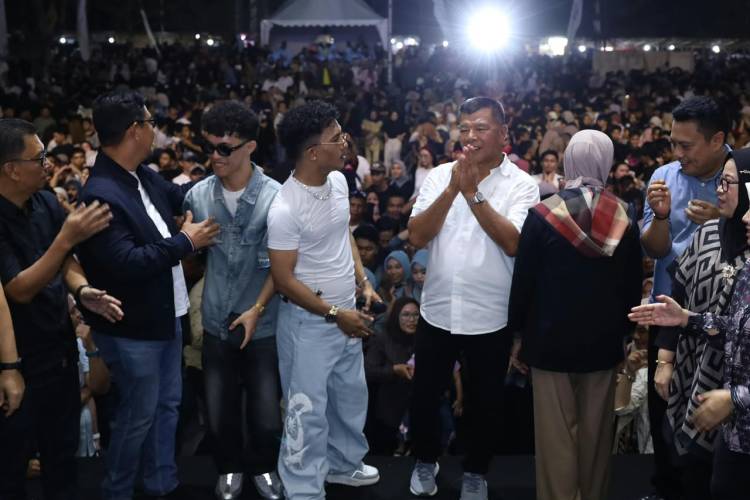 Faris Adam Serukan “Bulukumba Gacor”, Ribuan Warga Bergoyang di Penutupan Festival Pinisi XVI