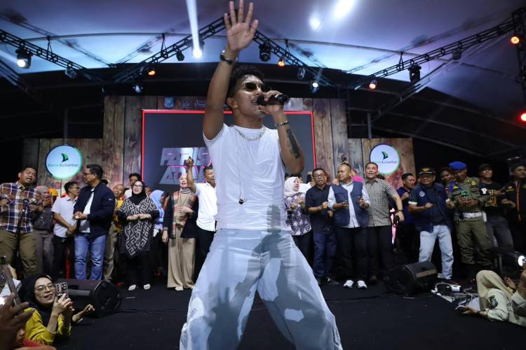Faris Adam Serukan “Bulukumba Gacor”, Ribuan Warga Bergoyang di Penutupan Festival Pinisi XVI