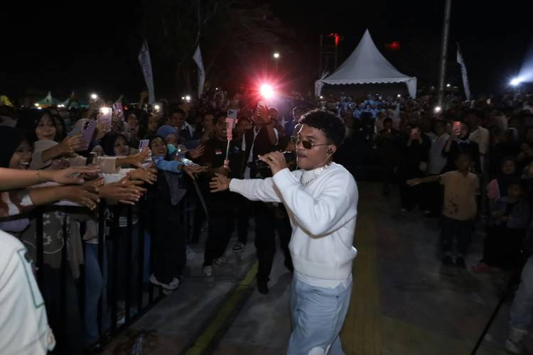 Faris Adam Serukan “Bulukumba Gacor”, Ribuan Warga Bergoyang di Penutupan Festival Pinisi XVI