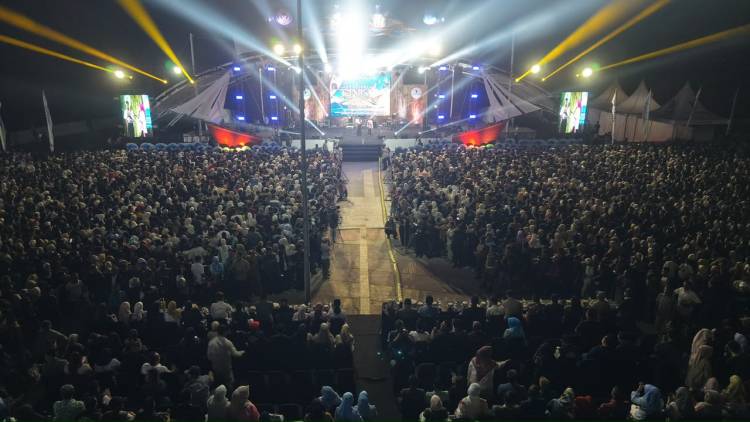 Faris Adam Serukan “Bulukumba Gacor”, Ribuan Warga Bergoyang di Penutupan Festival Pinisi XVI